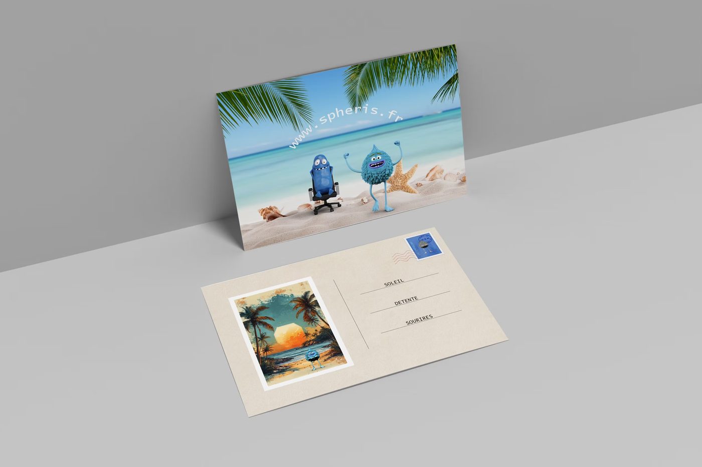 Carte postale SPHERIS : une plage au soleil couchant, la mascotte les pieds dans le sable